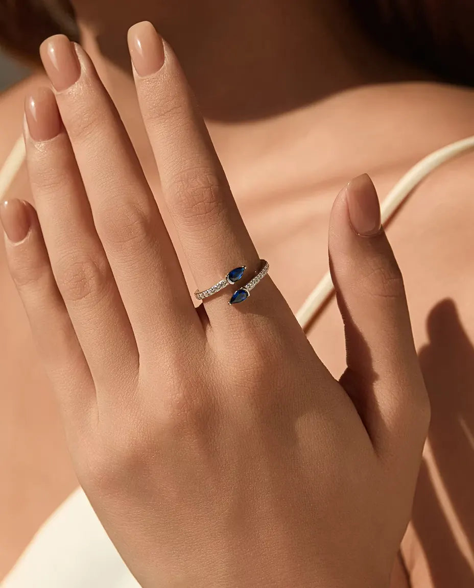 Open Ring met Blauwe Druppels - twee stenen in peerslijpsel op open pavé band, 925 zilver, verstelbaar