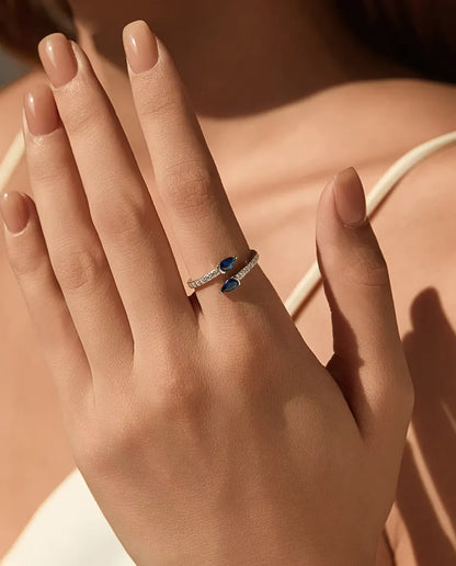 Open Ring met Blauwe Druppels - twee stenen in peerslijpsel op open pavé band, 925 zilver, verstelbaar
