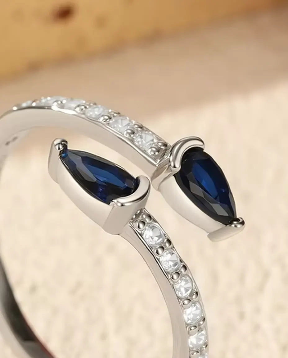 Open Ring met Blauwe Druppels - twee stenen in peerslijpsel op open pavé band, 925 zilver, verstelbaar