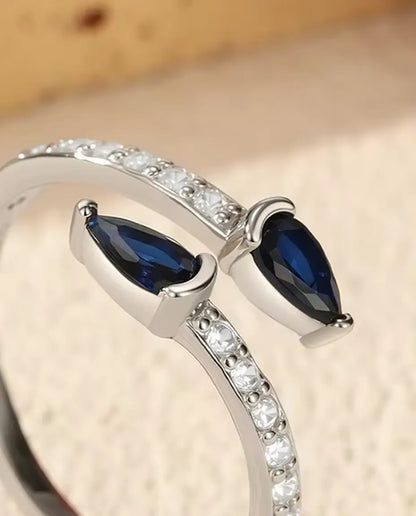 Open Ring met Blauwe Druppels - twee stenen in peerslijpsel op open pavé band, 925 zilver, verstelbaar