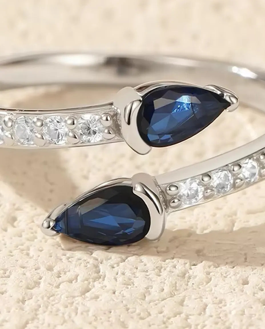 Open Ring met Blauwe Druppels - twee stenen in peerslijpsel op open pavé band, 925 zilver, verstelbaar