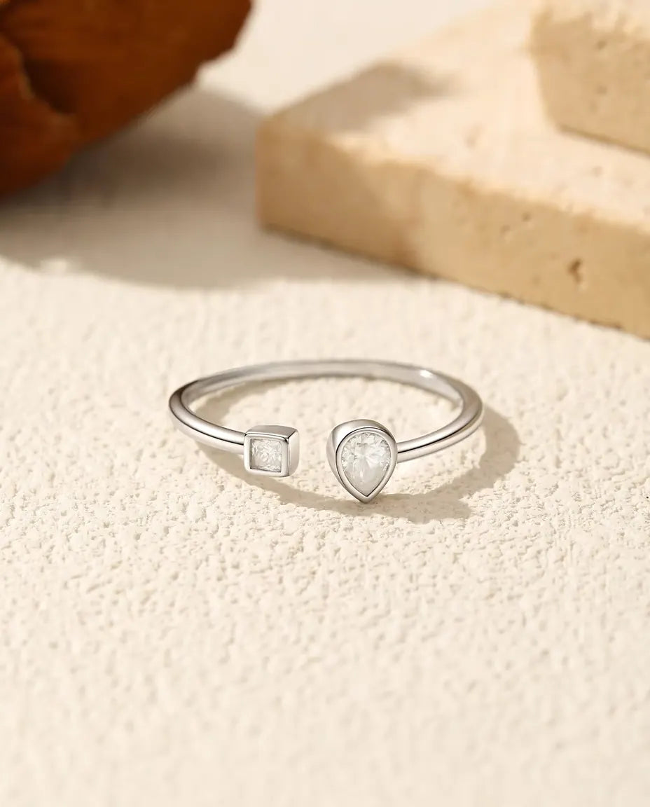 Open ring met moissaniet - druppel van 0,30 ct en vierkant van 0,08 ct kleur D / VVS1, 925 zilver, verstelbaar