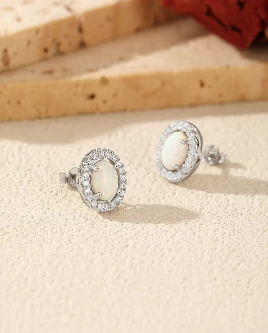 Opaal Oorbellen van 925 Sterling Zilver – Ovale Witte Labopaal van 5 x 7 mm met Halo van Zirkonia, Vierklauwszetting, Oorknopjes Cadeau voor Haar