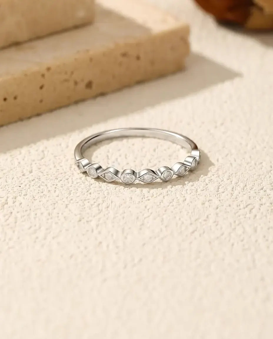 Alliance ring met moissaniet - 925 sterling zilver, 9 stenen afwisselend rond en marquise, dun om te stapelen