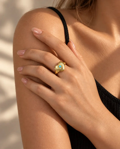 Vrouw draagt de gesloten hartvormige medaillonring met foto aan haar vinger