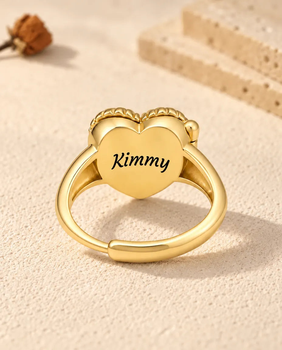 Achterkant van de hartvormige medaillonring met de gegraveerde naam Kimmy