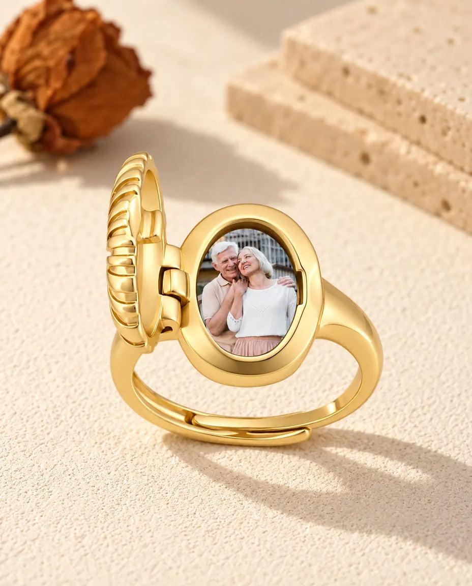 Ovale medaillonring opengeklapt, met een afgedrukte foto van een stel in het kader
