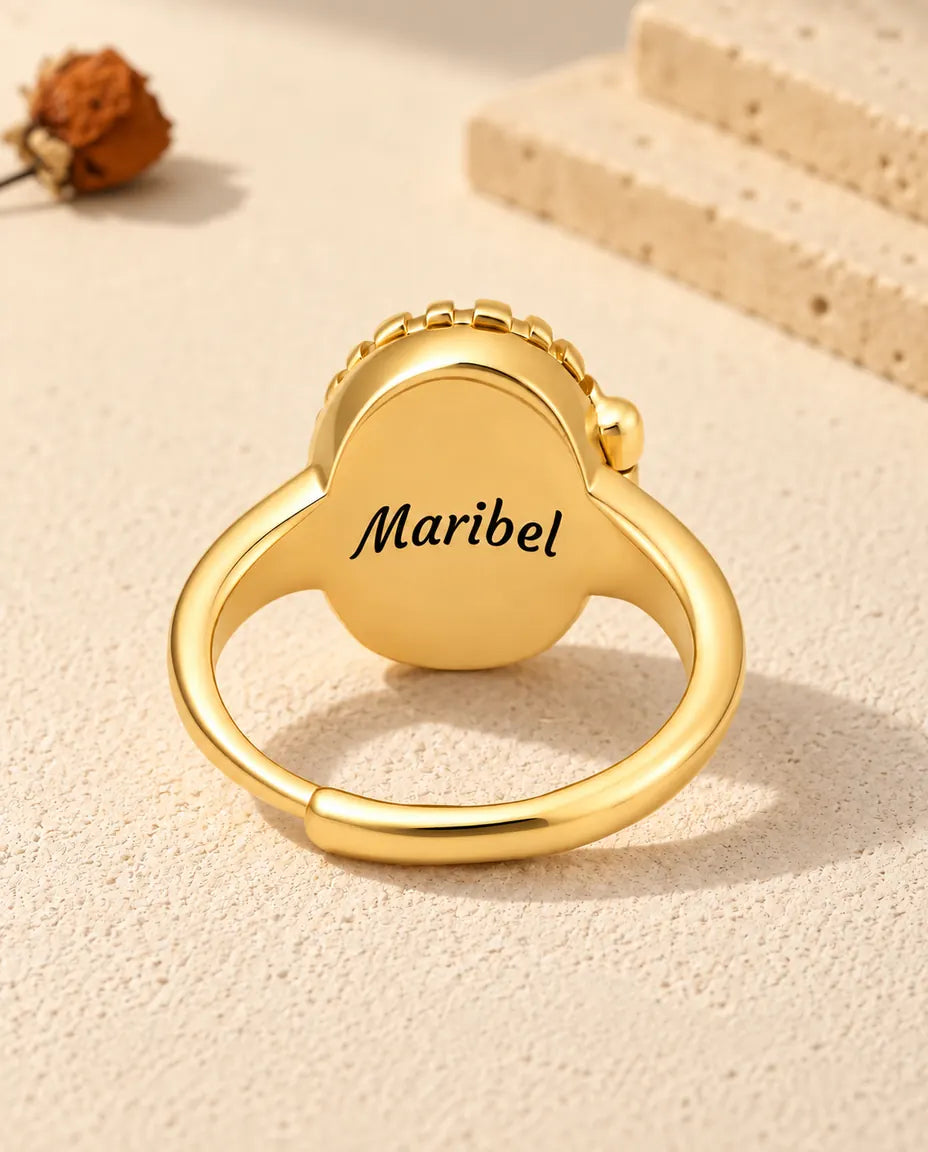 Achterkant van de ovale medaillonring met de gegraveerde naam Maribel