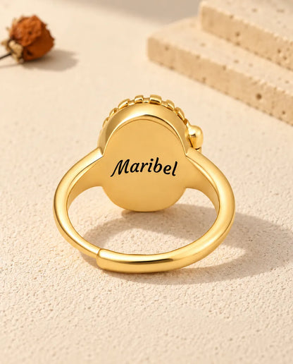 Achterkant van de ovale medaillonring met de gegraveerde naam Maribel