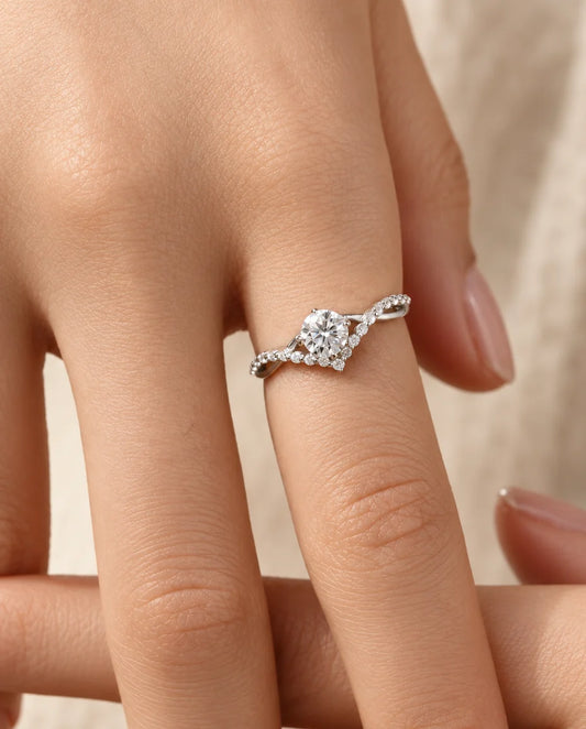 Moissanite Verlovingsring 0 - gedragen aan de hand