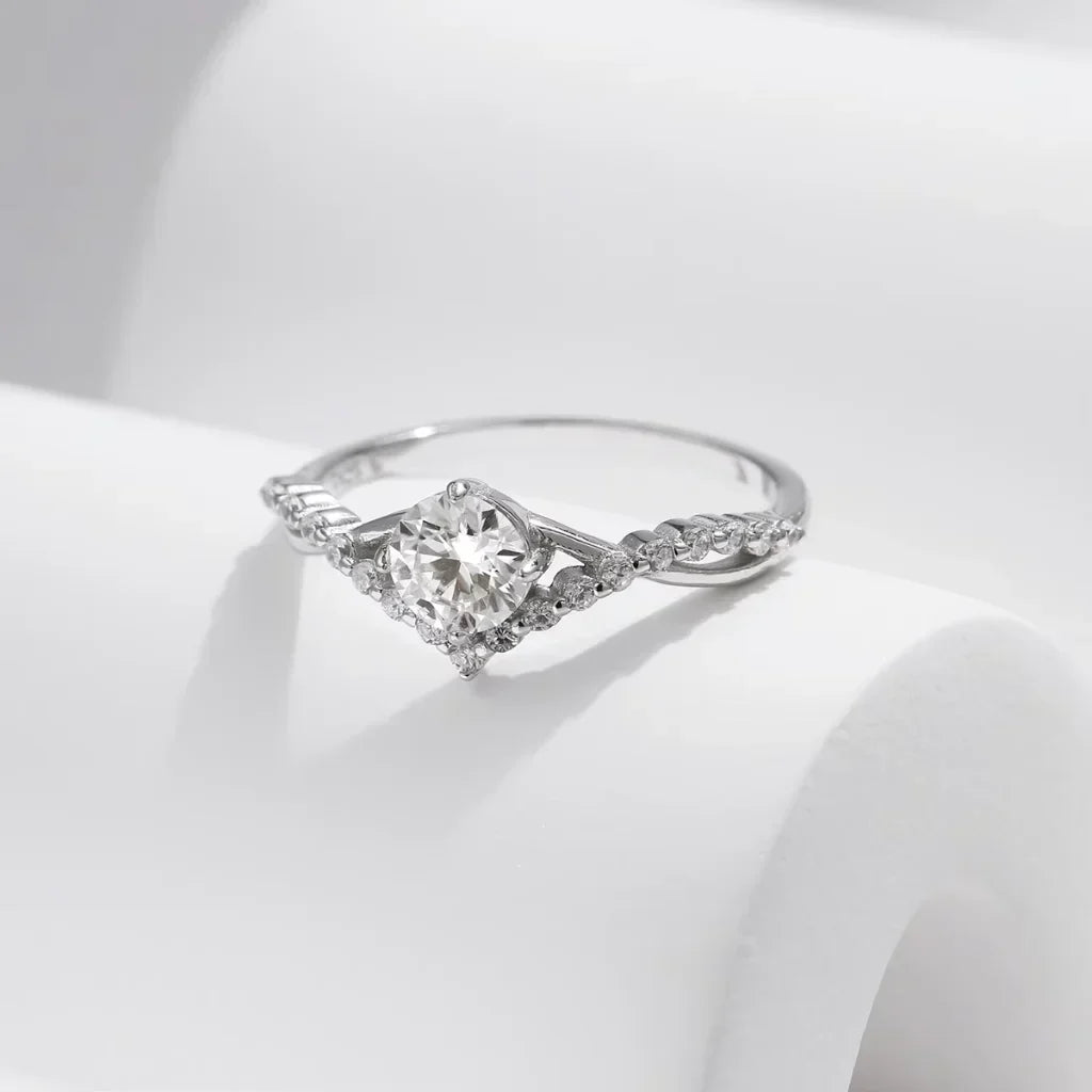 Moissanite Verlovingsring 0,50 ct – D-kleur VVS1 met Accentstenen, 925 Sterling Zilver