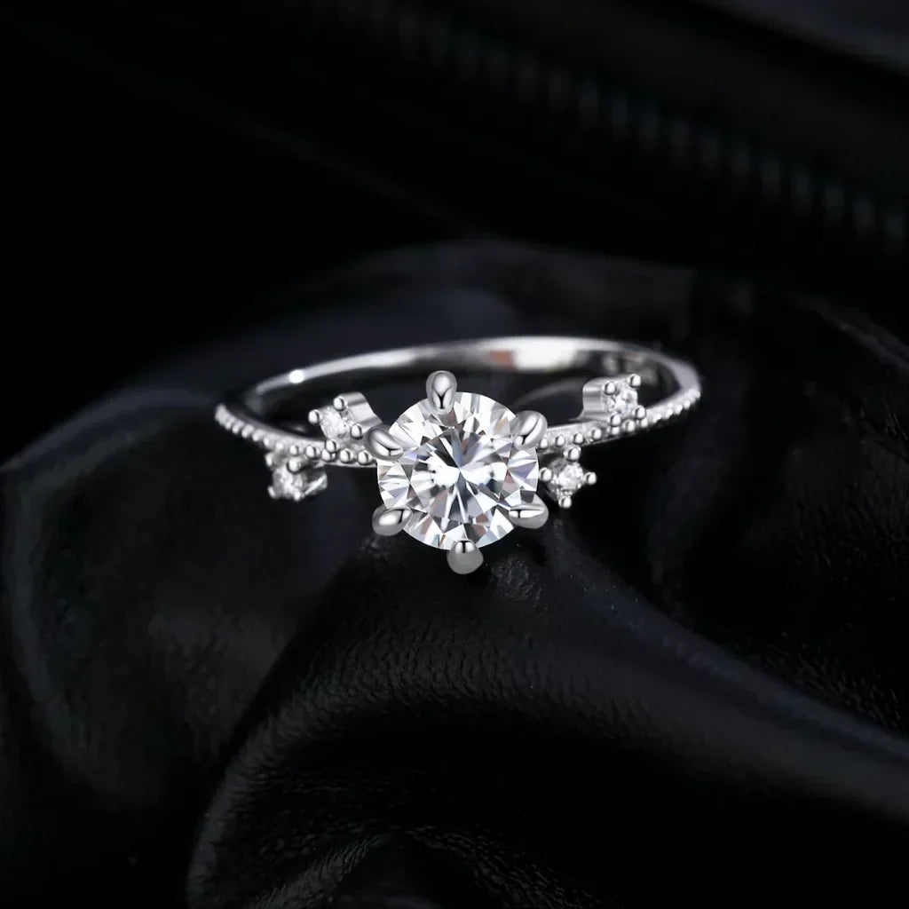Moissanite Verlovingsring – 1 Karaat in Bloemzetting met Zes Klauwen, 925 Sterling Zilver