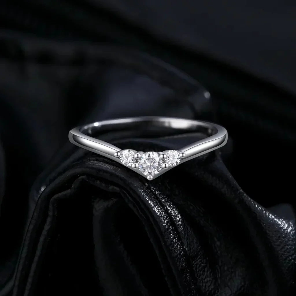 Moissanite Verlovingsring met Drie Stenen – Fijn Bandje in 925 Sterling Zilver