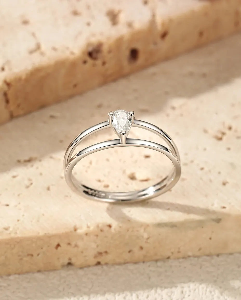 Moissanite Ring – Peervormige Steen van 0,3 ct Zwevend Tussen Twee Fijne Banden