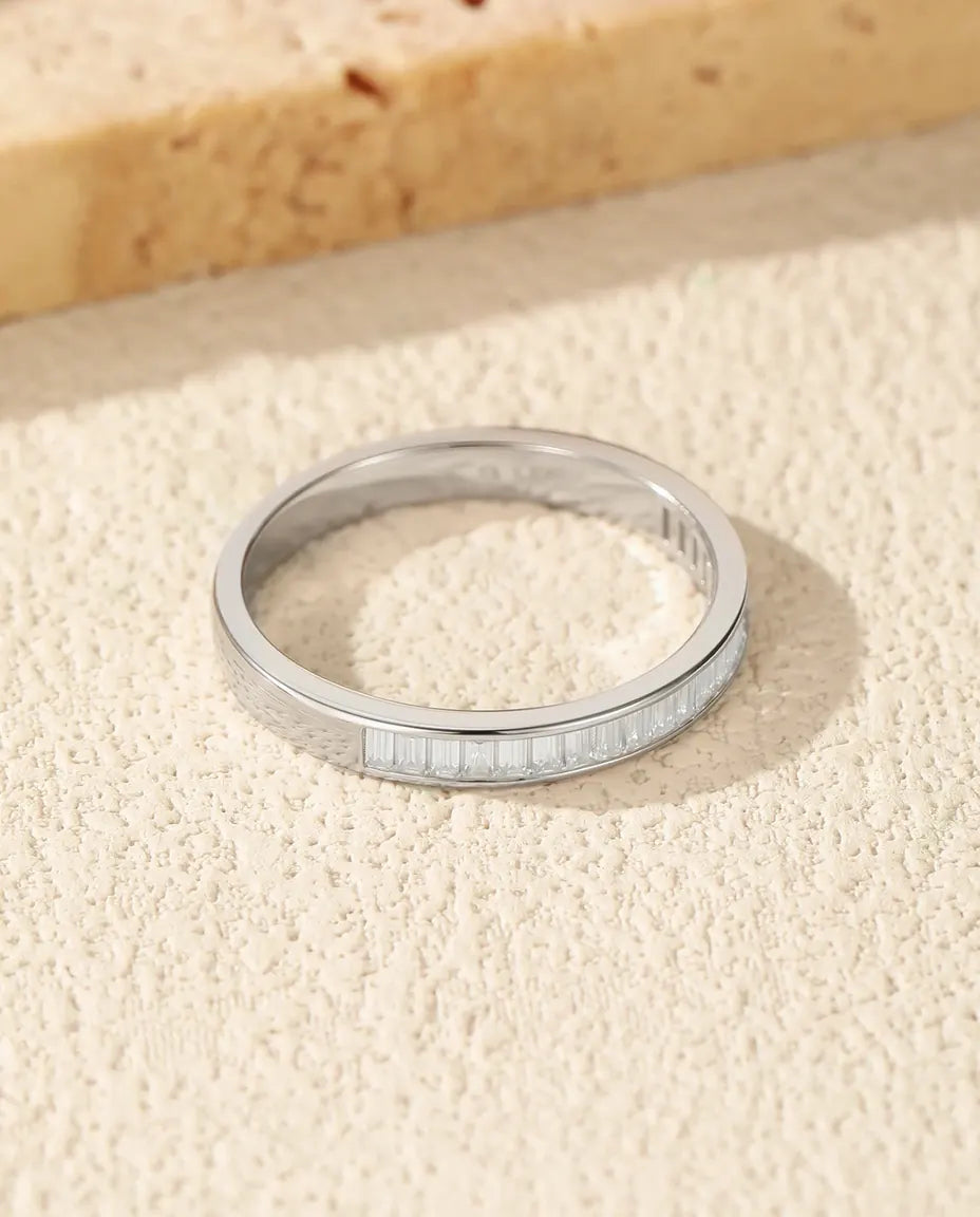 Moissanite Eternity Ring – 21 Baguettes in Railzetting, Stapelbaar Bandje van 3 mm in 925 Sterling Zilver