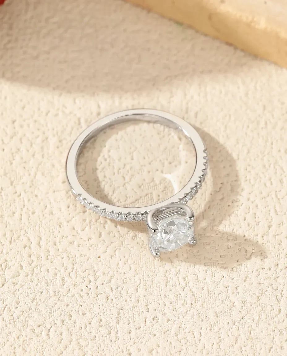 Moissanite Verlovingsring – Kussengeslepen Solitair van 1 ct op Fijn Pavé Bandje van 1,4 mm