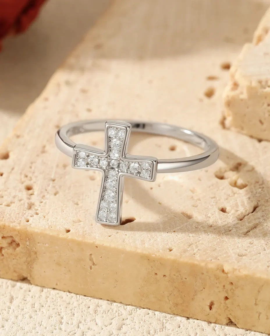 Moissanite Ring met Liggend Kruis – Pavé van 20 D-kleur Stenen op een Bandje van 1,3 mm