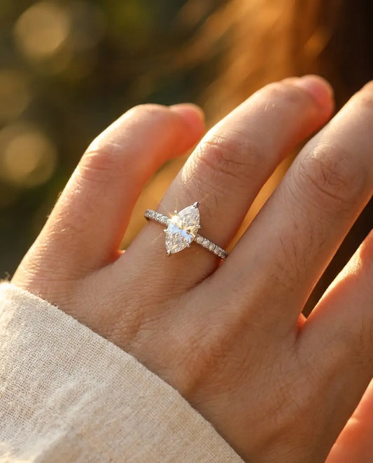 Moissanite Verlovingsring – Marquise Geslepen Steen van 0,5 Karaat op Fijn Pavé Bandje
