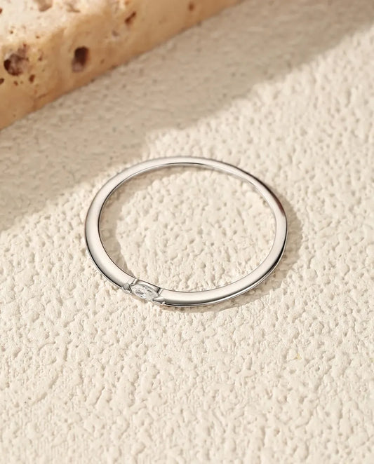 Moissanite Ring – Marquise Steen in D-kleur Dwars op Ultradun Stapelbandje van 925 Sterling Zilver