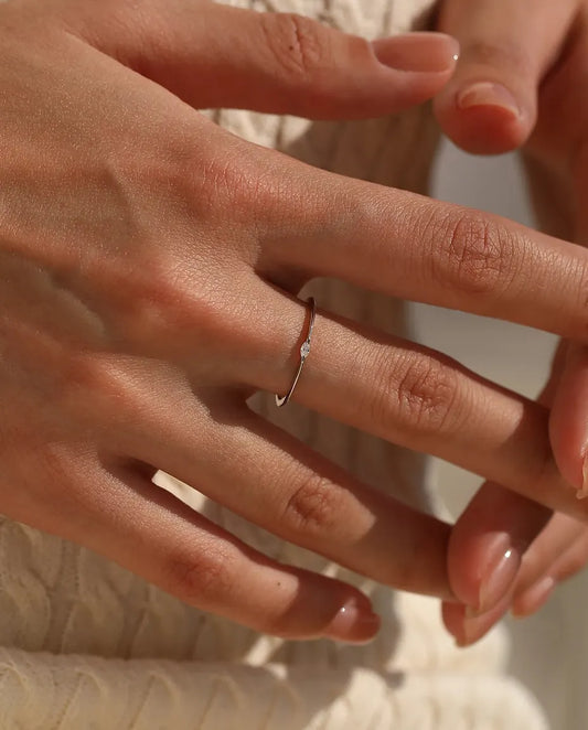 Moissanite Ring – Marquise Steen in D-kleur Dwars op Ultradun Stapelbandje van 925 Sterling Zilver