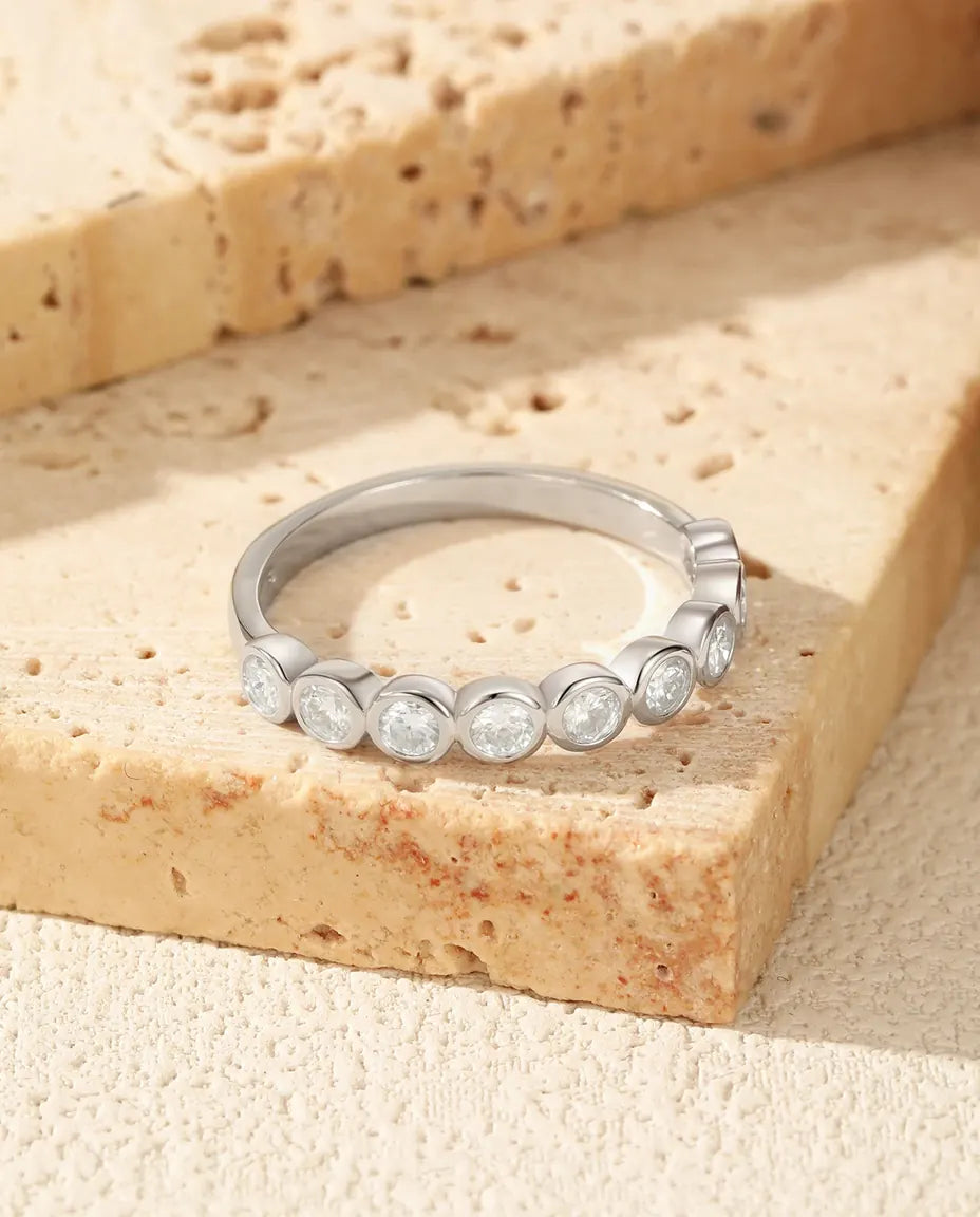 Moissanite Ring – Negen Ronde Stenen in Kastzetting, Stapelbare Band in 925 Sterling Zilver