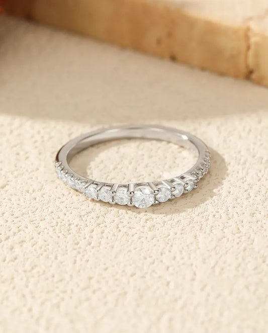 Moissanite Ring met 19 Oplopende Stenen – Smalle Aanschuifring in 925 Sterling Zilver