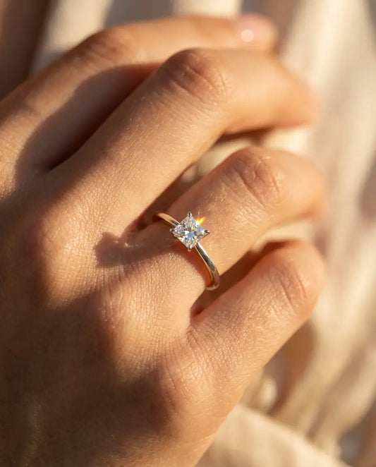 Moissanite Ring – Prinses Geslepen Solitair van 0,35 ct op Fijn Bandje, 925 Sterling Zilver