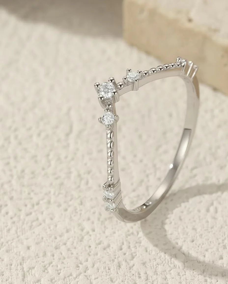 Moissanite Ring - gepresenteerd op een travertijnblok