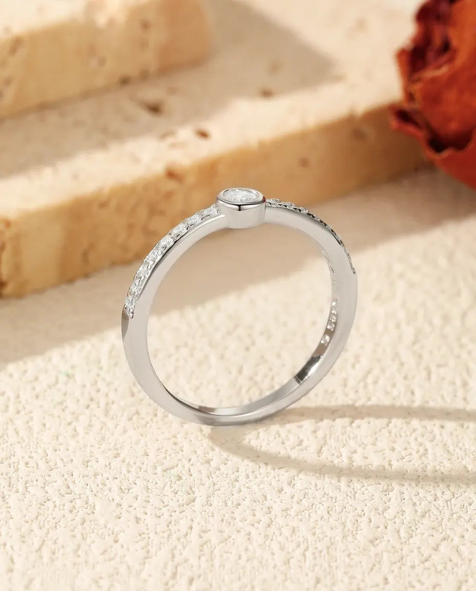Moissanite Solitaire Ring met Kastzetting — 0,1 Karaat D-kleur op Smal Bandje van 925 Sterling Zilver