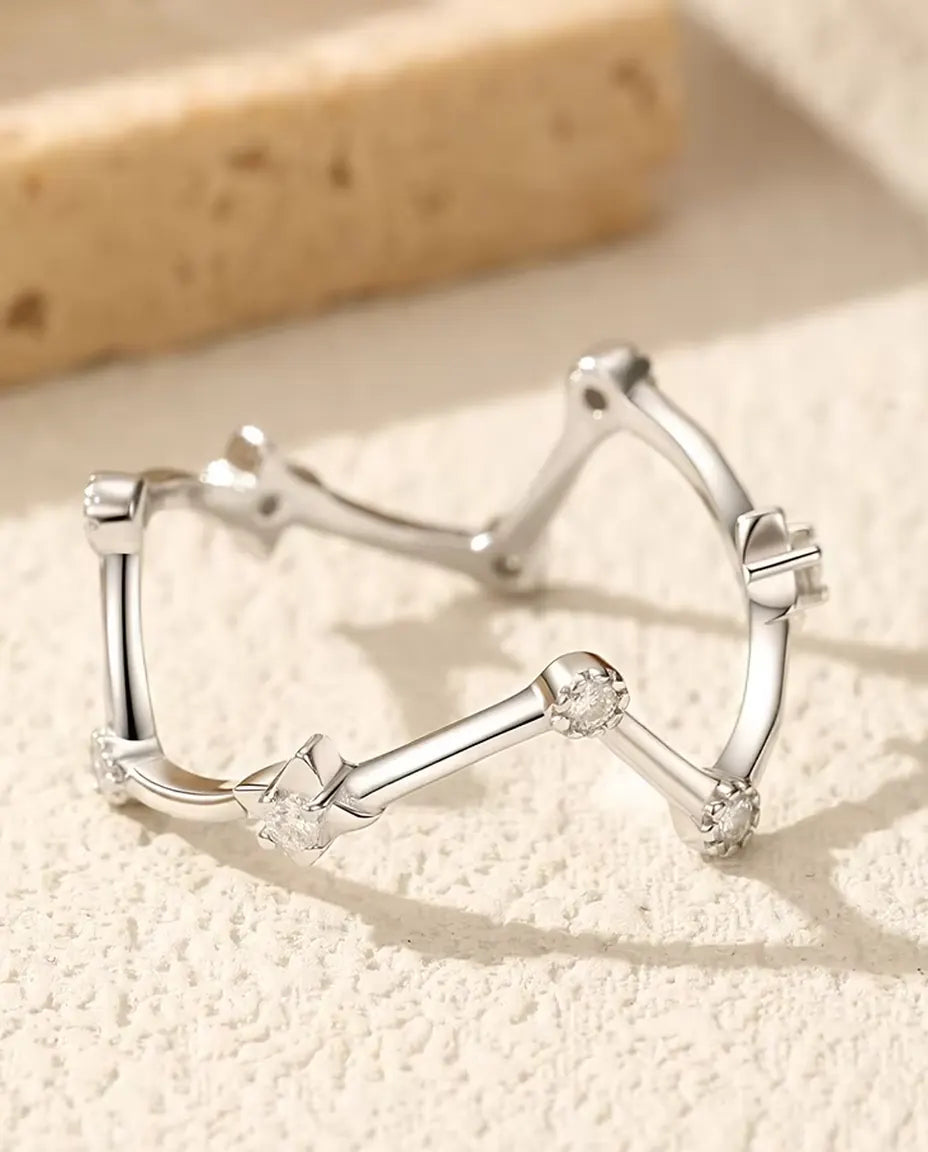 Moissanite ring als sterrenbeeld – negen stenen kleur D op band van 1,1 mm, 925 zilver, maten 5-9