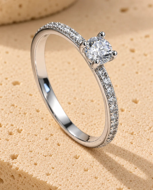Moissanite Ring - gepresenteerd op een travertijnblok