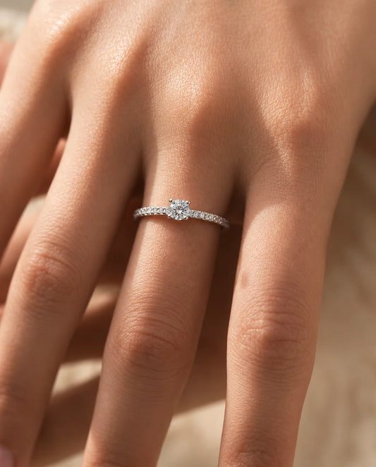 Moissanite Ring - gedragen aan de hand