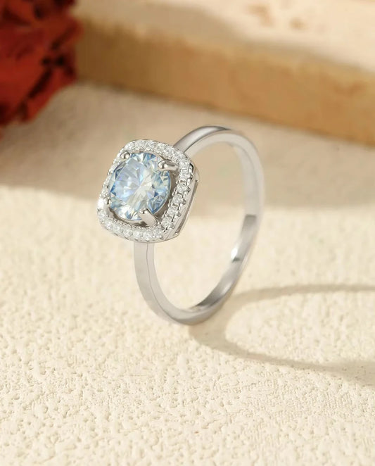 Moissanite Ring - gepresenteerd op een travertijnblok