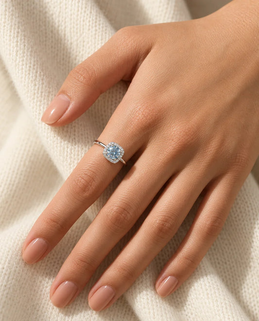 Moissanite Ring - gedragen aan de hand