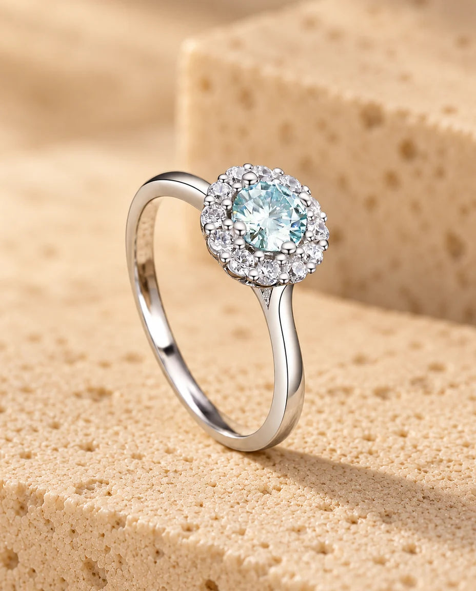 Moissanite Ring - gepresenteerd op een travertijnblok