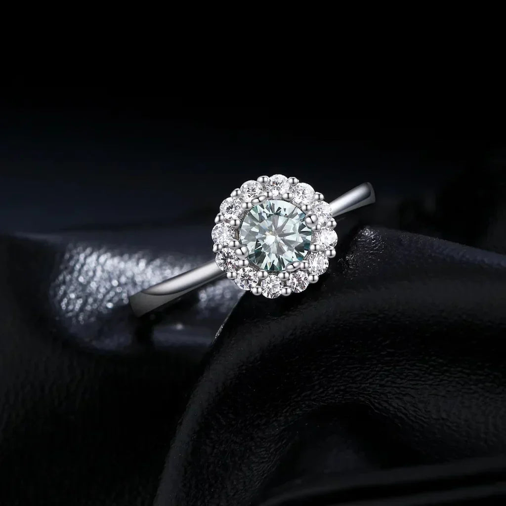 Moissanite Ring – Zeegroene Steen van 0,5 Karaat met Halo, 925 Sterling Zilver Verlovingsring