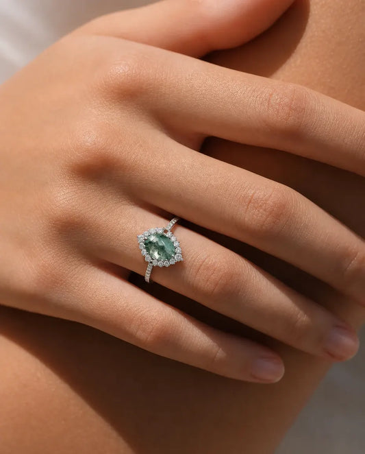 Mosagaat Ring – Gefacetteerde Ovale Steen met Halo en Pavé Band, 925 Sterling Zilver