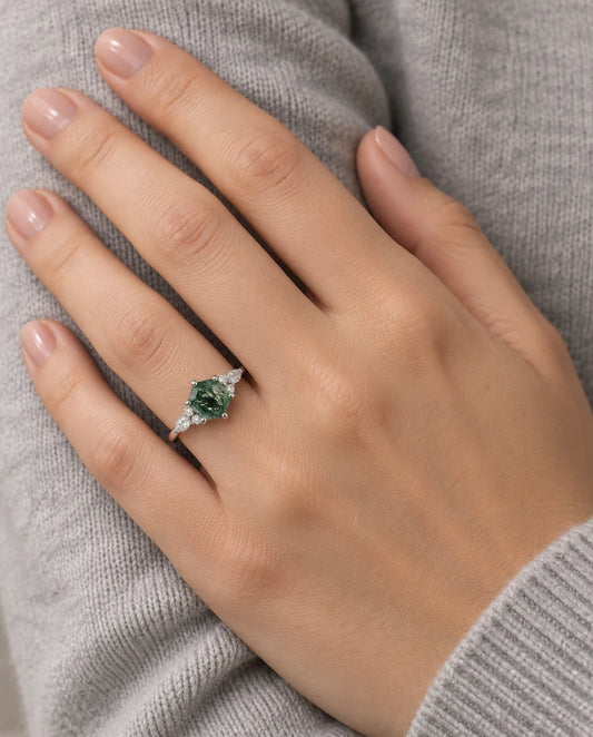 Mosagaat Ring - gedragen aan de hand