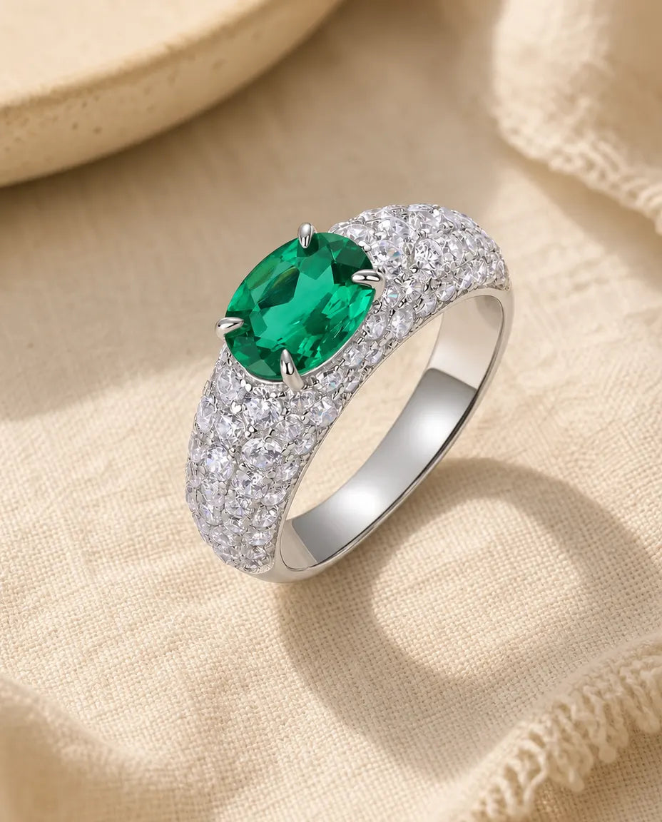 Smaragd Ring – Ovale Labgekweekte Steen Oost-West op Bolle Pavé Band, 925 Sterling Zilver