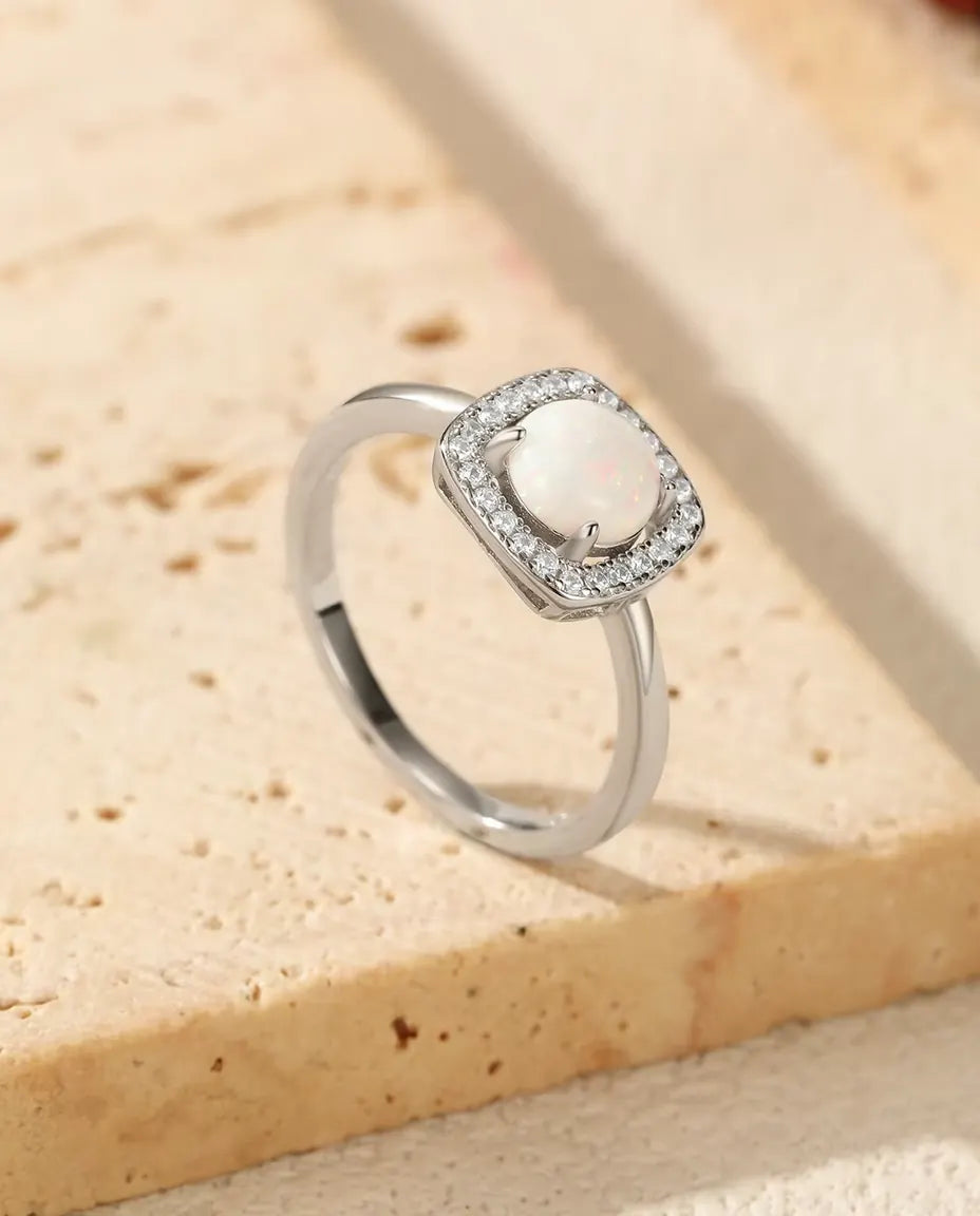 Ring met Witte Opaal in 925 Sterling Zilver - op de rand van een travertijnplaat