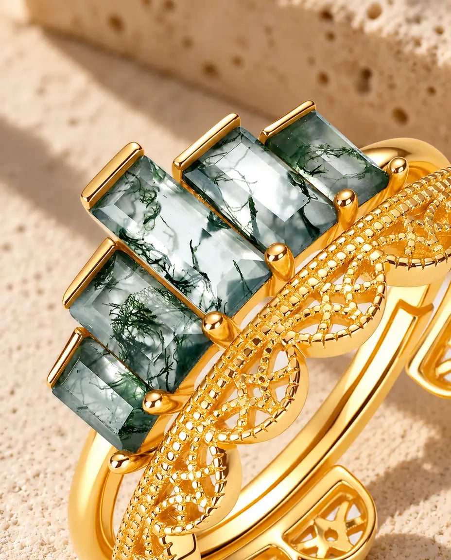 Set van Twee Stapelringen met Mosagaat in Verguld 925 Sterling Zilver - close-up van de mosagaat en de zetting