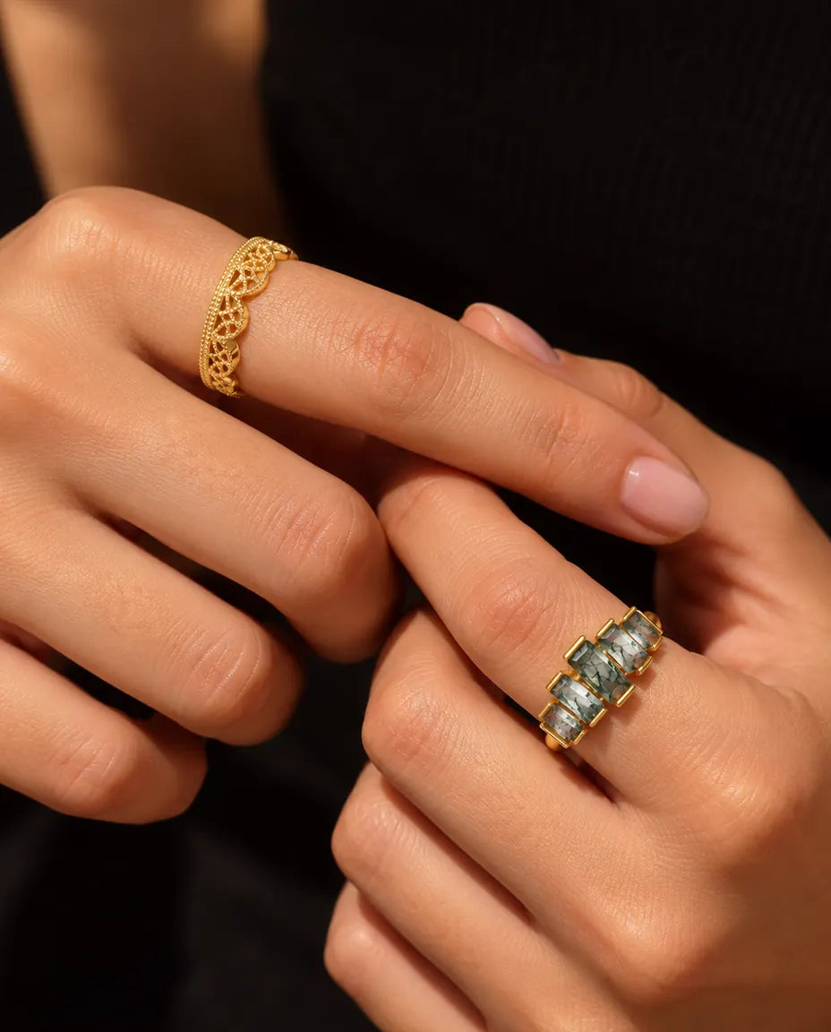 Set van Twee Stapelringen met Mosagaat in Verguld 925 Sterling Zilver - los gedragen, aan elke hand een ring