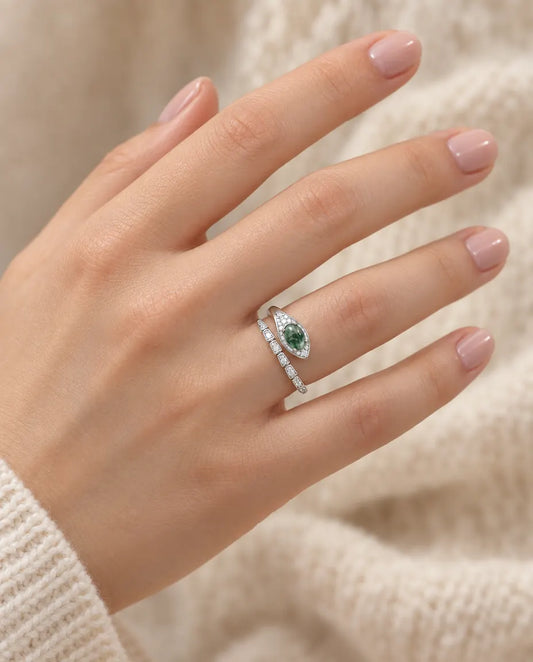 Slangenring met Mosagaat in 925 Sterling Zilver - gedragen aan de vinger van een model, close-up
