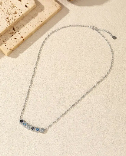 Staafketting Blauw Verloop - zes blauwe stenen met pavé halo, gebogen staaf 34 mm, 925 sterling zilver