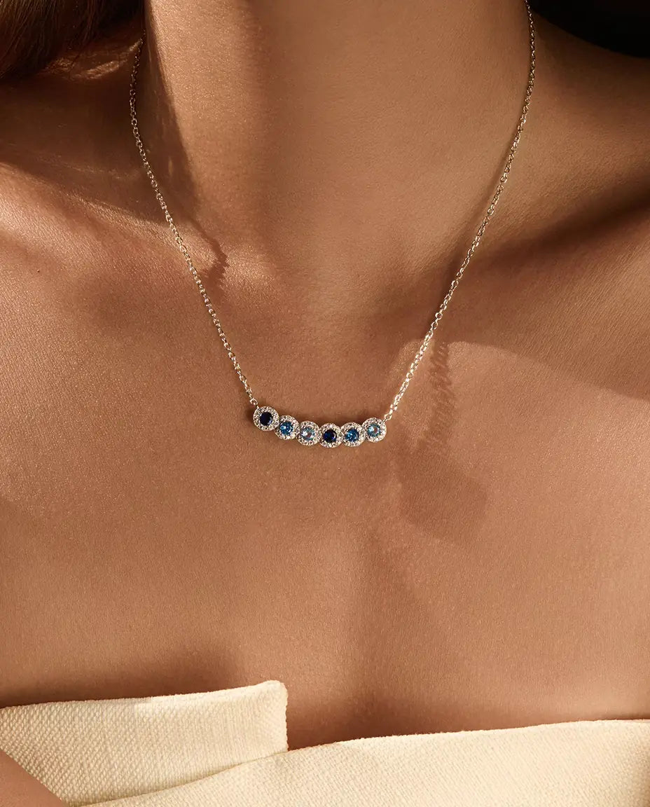 Staafketting Blauw Verloop - zes blauwe stenen met pavé halo, gebogen staaf 34 mm, 925 sterling zilver