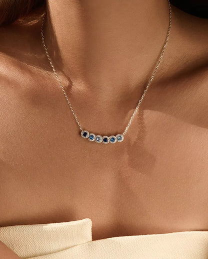 Staafketting Blauw Verloop - zes blauwe stenen met pavé halo, gebogen staaf 34 mm, 925 sterling zilver