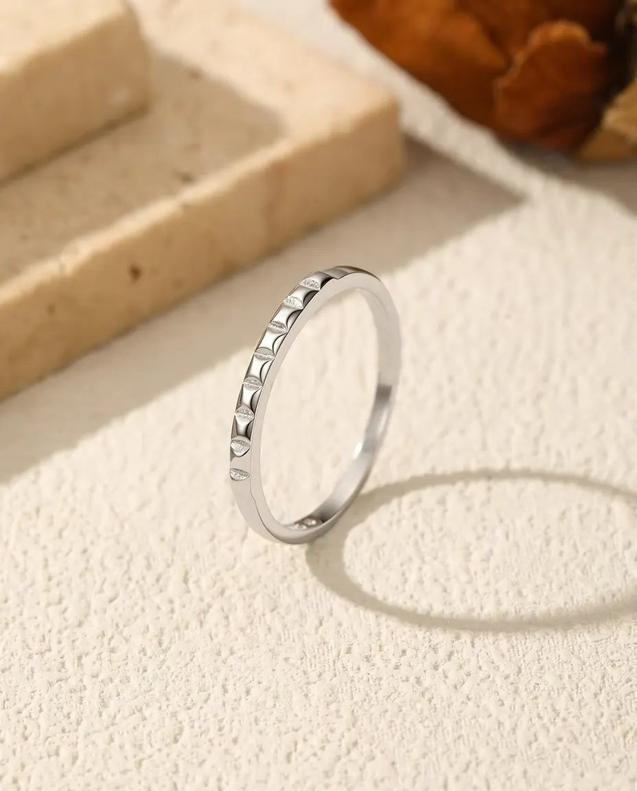 Stapelring met Piramide Studs in 925 Sterling Zilver - rechtop op een licht gestructureerd oppervlak