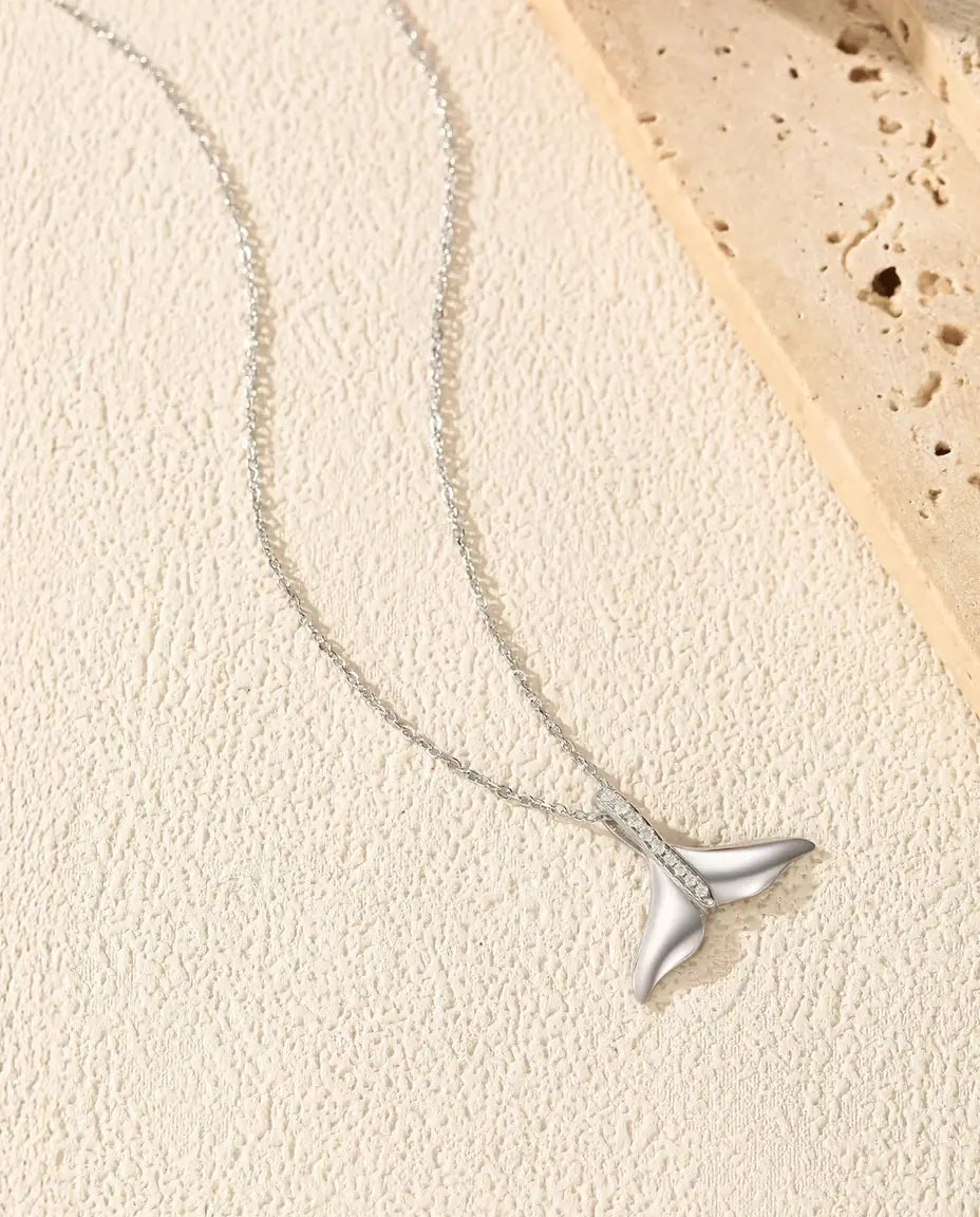 Walvisstaart Ketting - gepolijste zilveren staart met pavé oogje, ketting 40+5 cm, 925 sterling zilver