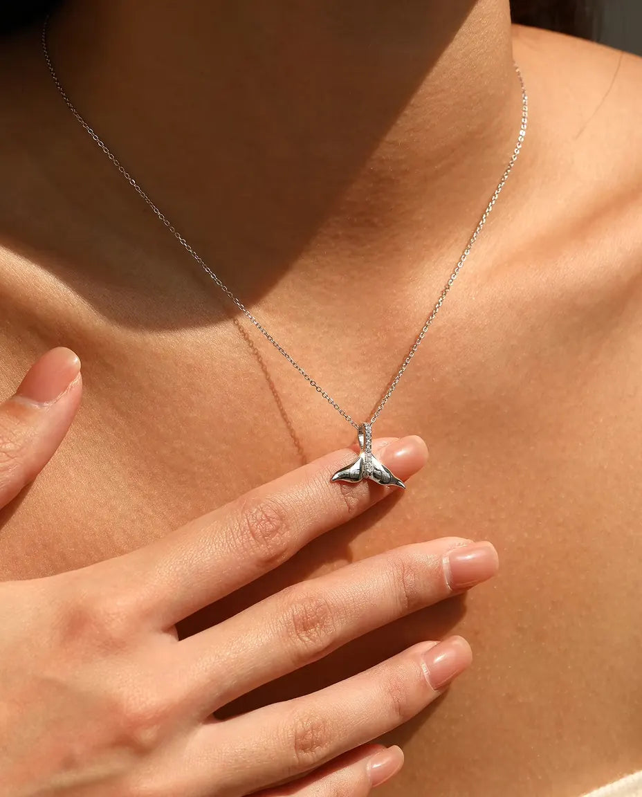 Walvisstaart Ketting - gepolijste zilveren staart met pavé oogje, ketting 40+5 cm, 925 sterling zilver