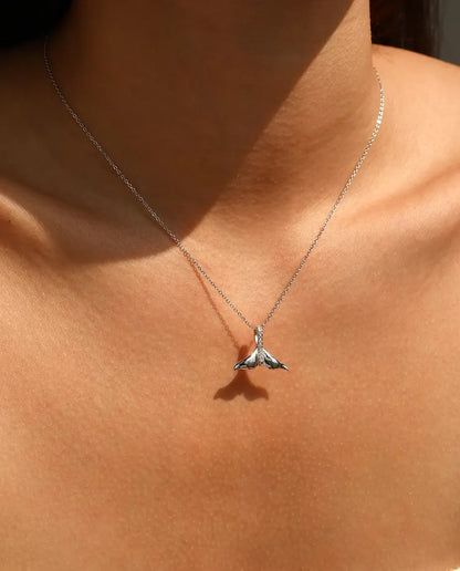 Walvisstaart Ketting - gepolijste zilveren staart met pavé oogje, ketting 40+5 cm, 925 sterling zilver